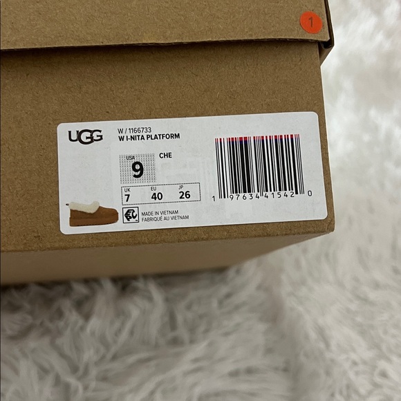 Ladies Uggs. New never worn. Size 9 - Picture 5 of 5